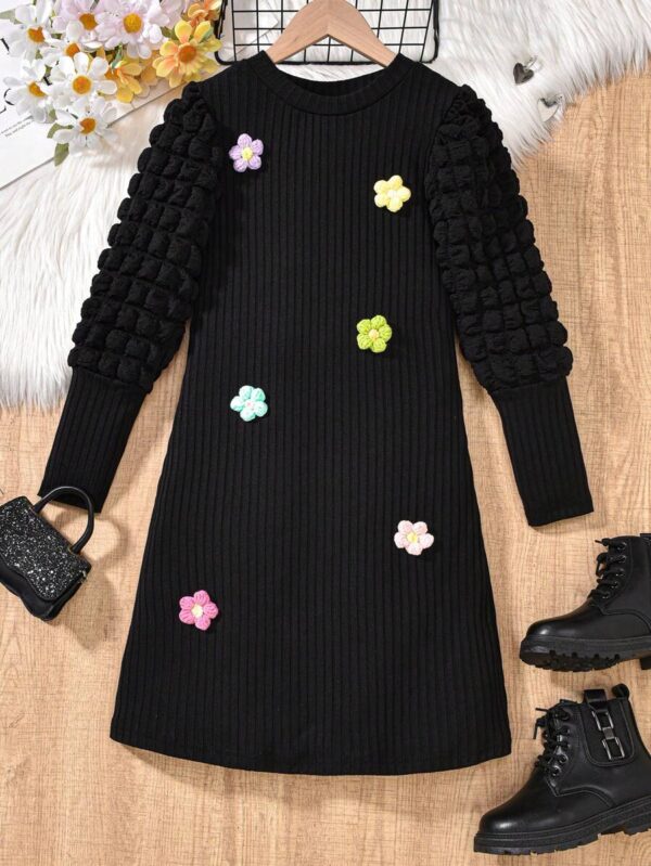 Vestido negro elegante con mangas abullonadas