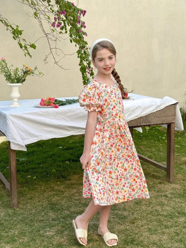 Vestido casual ajustado con cuello redondo