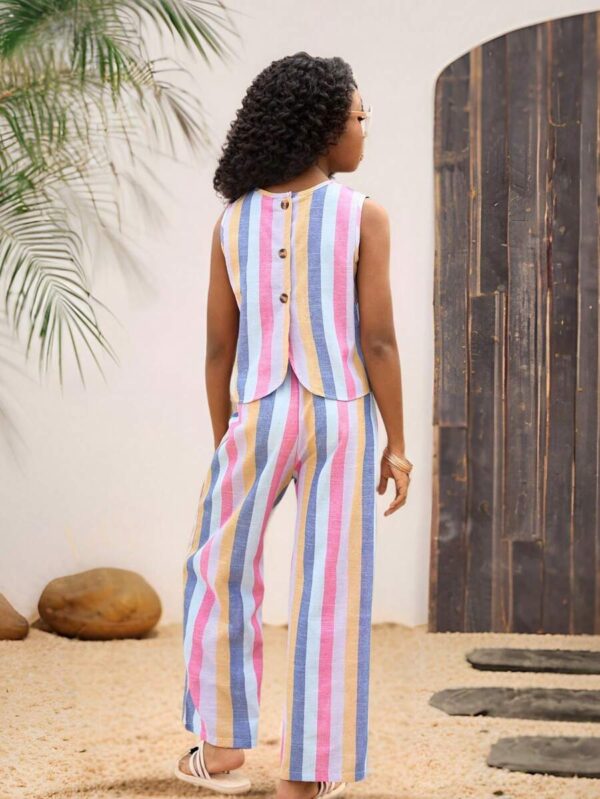 Blusa sin mangas asimétrica + pantalones anchos